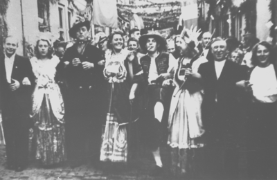 879129 Afbeelding van de uitbundige vreugde tijdens een bevrijdingsfeest in de Achterstraat in Wijk C te Utrecht.
